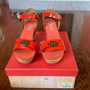 Orange patent leatherFl Flogg sandal.